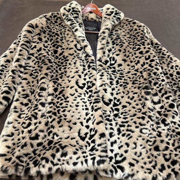 Donna Sayers Fabulous Furs‎ with pockets.  Never worn size medium - Picture 1 of 9